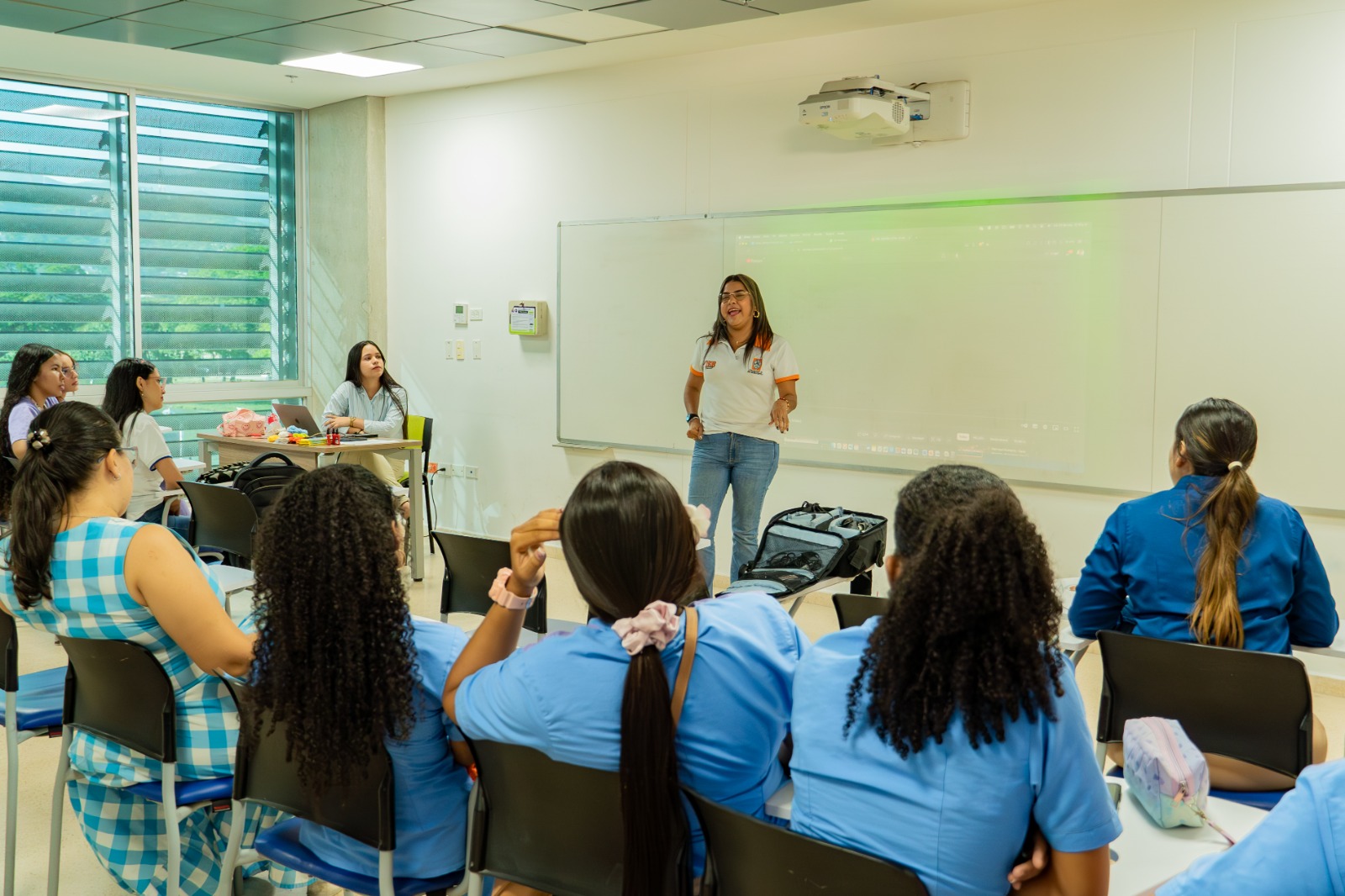 la visita contempló una agenda variada que incluyó presentaciones de proyectos estudiantiles, talleres vivenciales y recorridos por escenarios formati