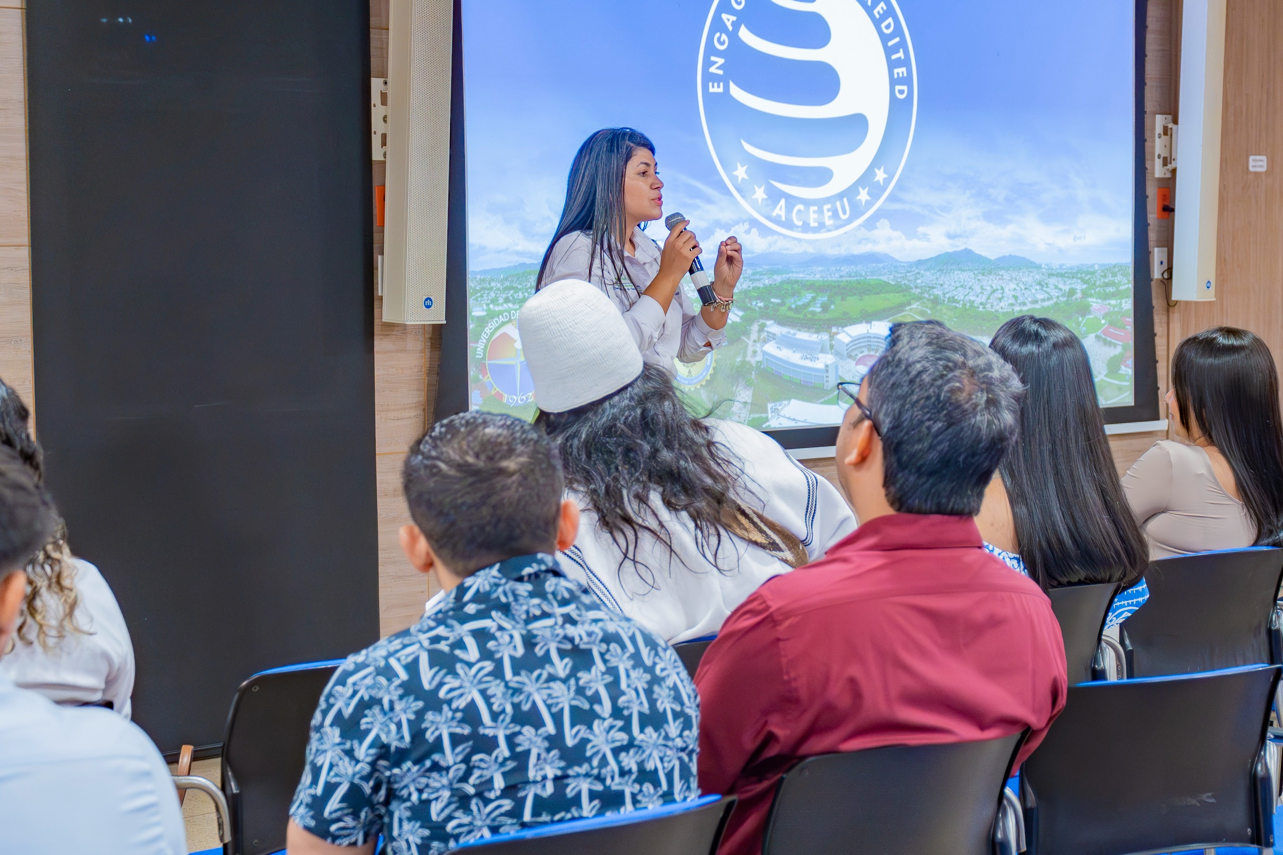 durante el encuentro, la decana de la Facultad de Ciencias de la Salud, médica genetista Karin Rondón Pallares, dio la bienvenida y compartió con los