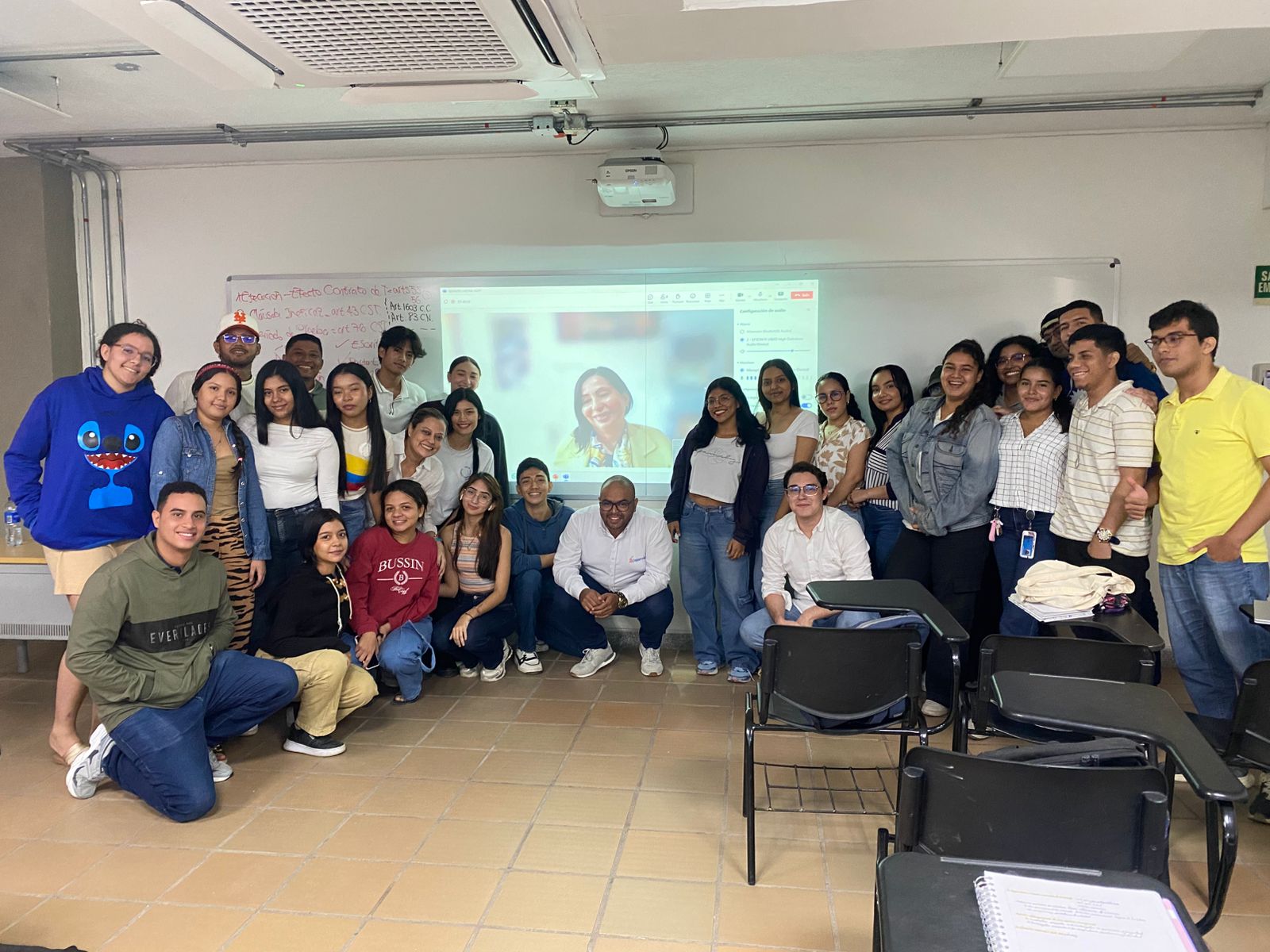 ESTUDIANTES DEL GRUPO DE DERECHO LABORAL Y LA DOCTORA FANNY RAMIREZ