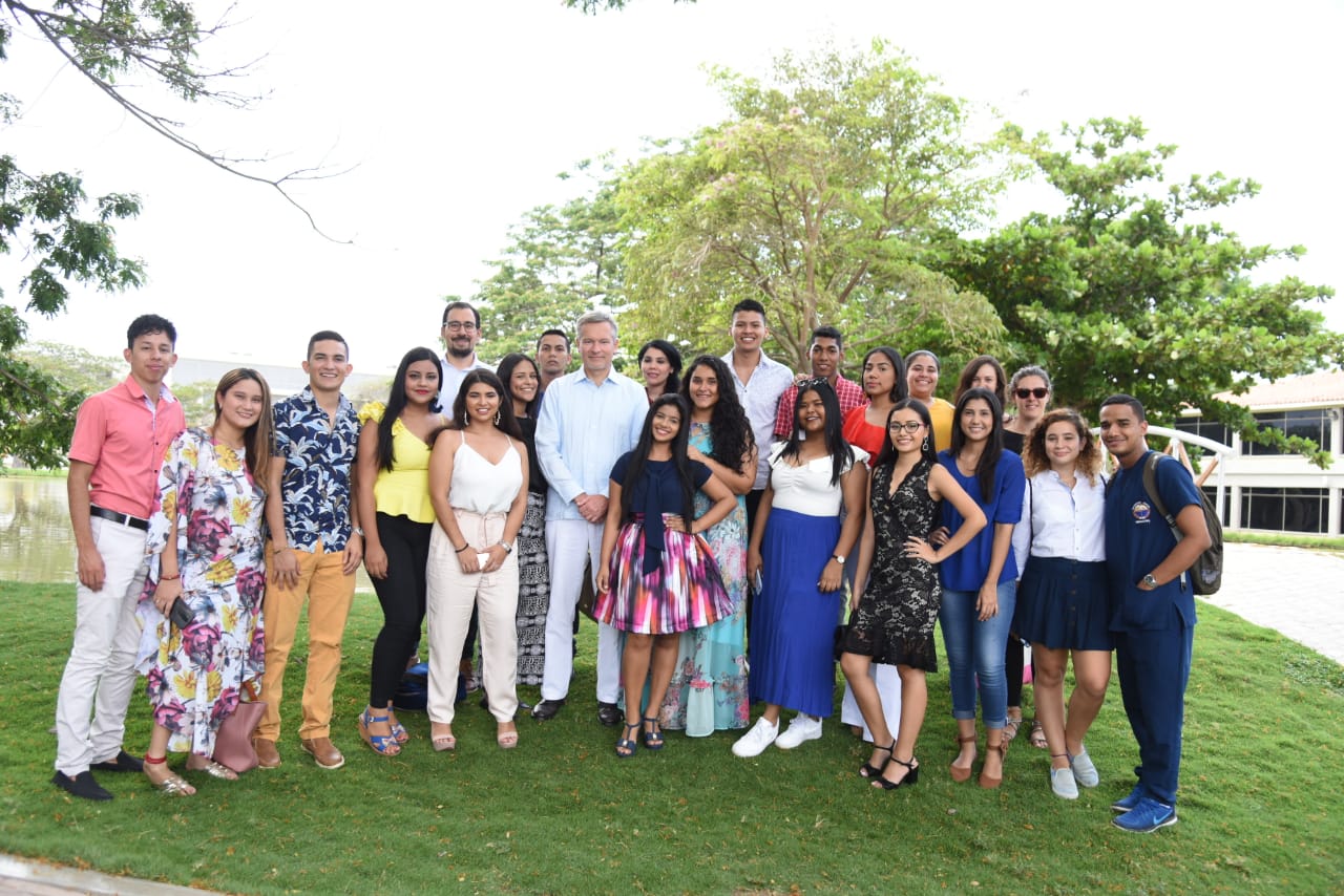 UNIMAGDALENA otorgó 130 reconocimientos a becarios del Programa Conexión Global