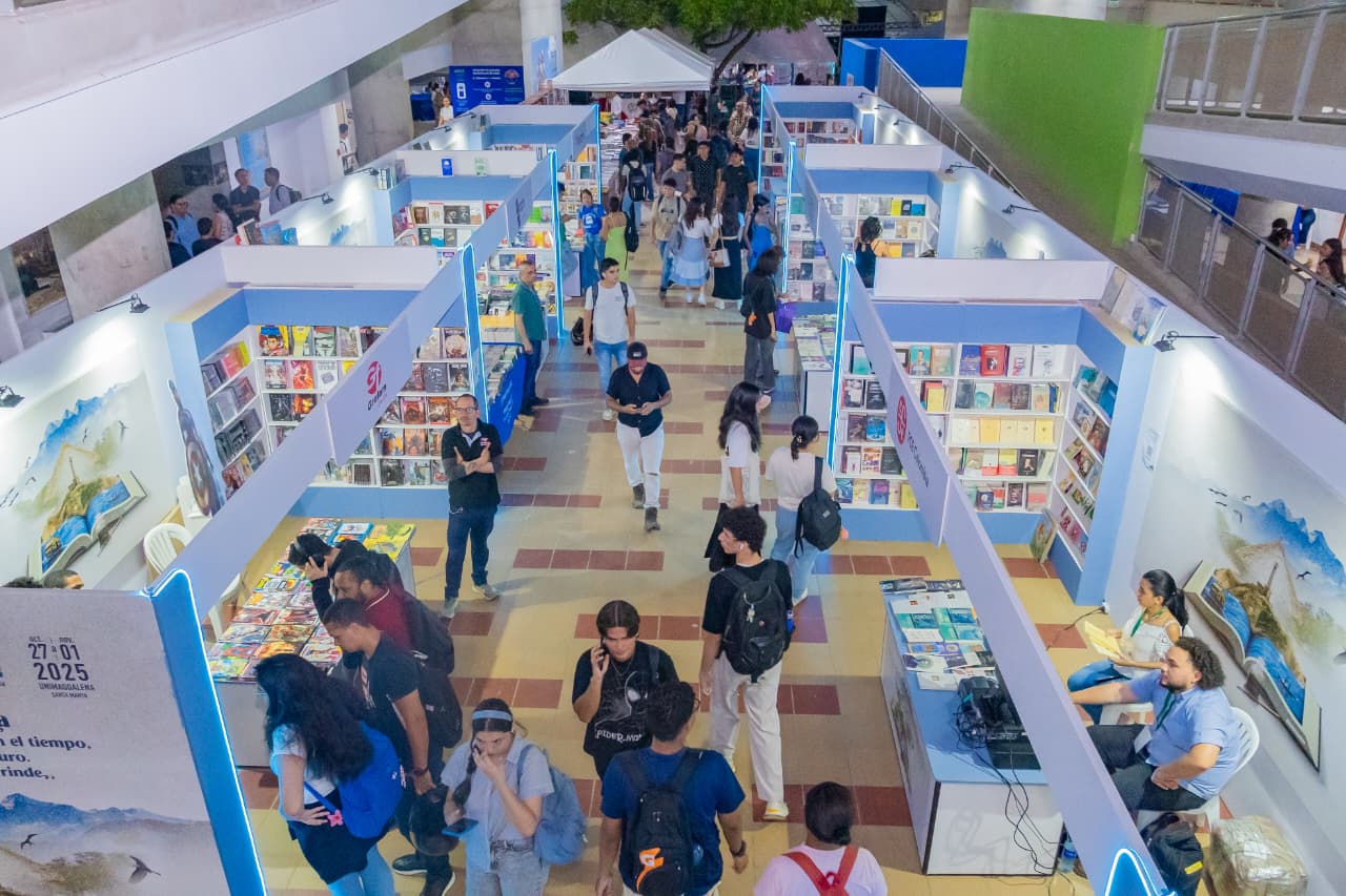 Desde el primer día de actividades, visitantes a la feria se congregaron en el edificio Mar Caribe de esta Alma Mater para adquirir las más recientes