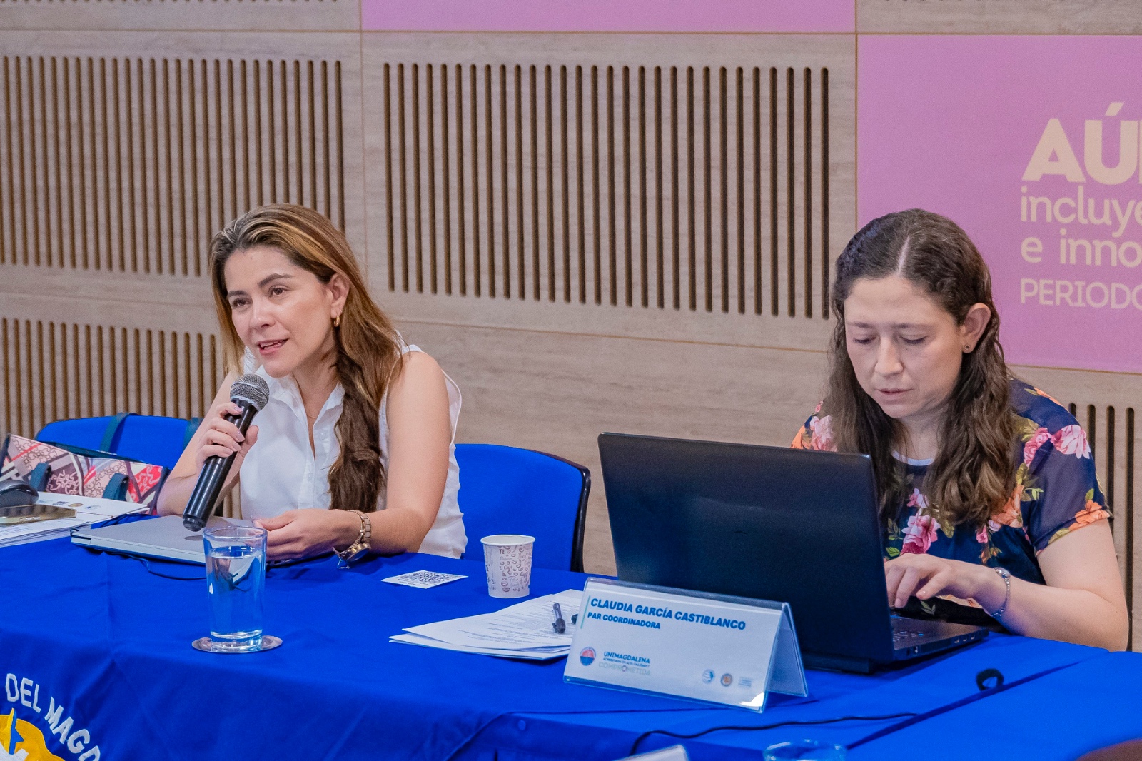 Las pares evaluadoras escucharon atentamente cada una de las presentaciones de los directivos y docentes de Negocios Internacionales, en las cuales se