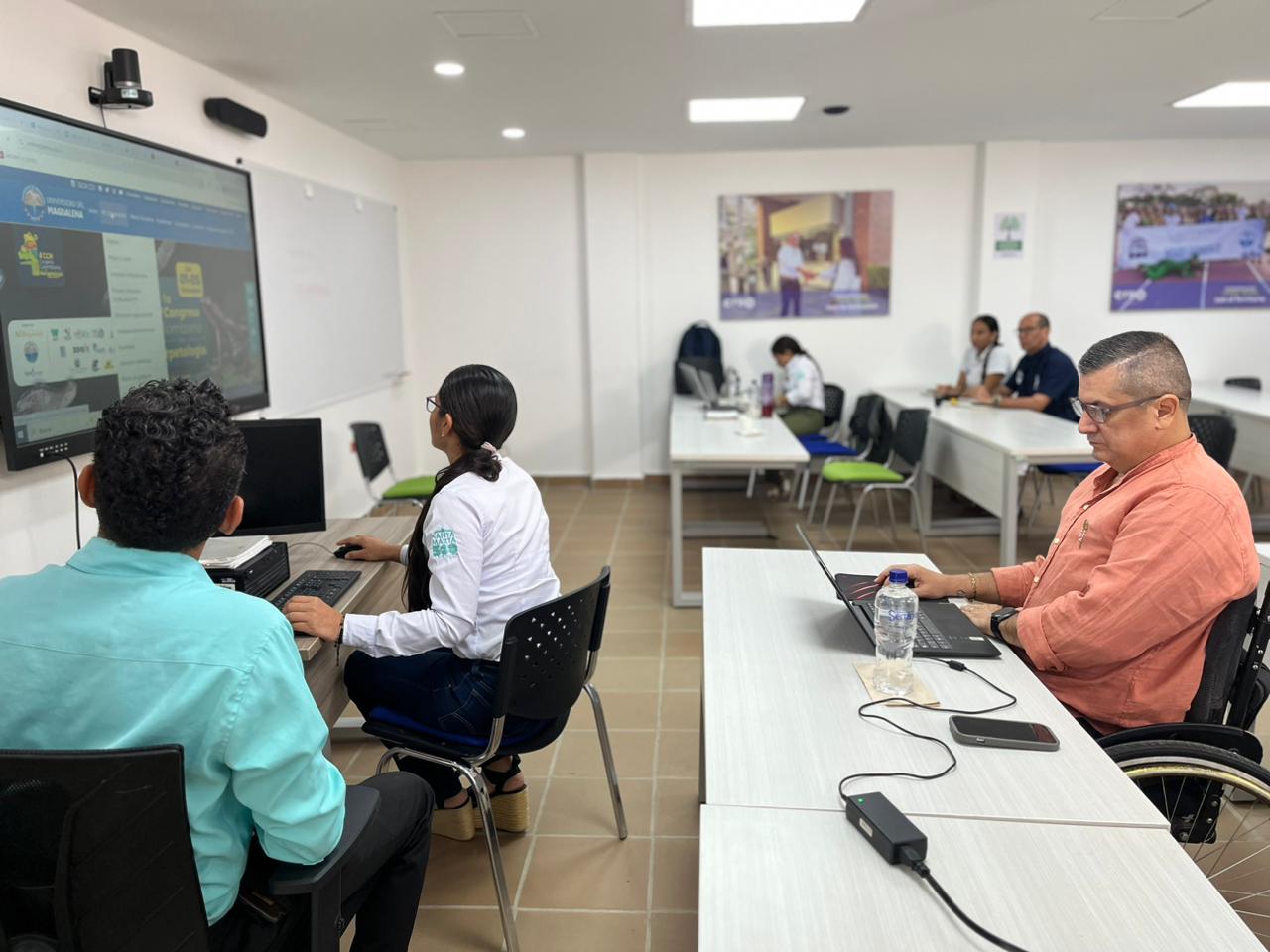 El equipo auditor de Icontec revisa documentación, entrevista a responsables y verifica procesos clave para garantizar la calidad de los programas.