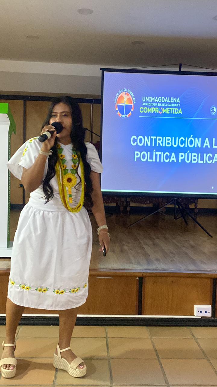 Gunzariman Villafañe, Enfermera de Profesión, presentando su trabajo de Grado.