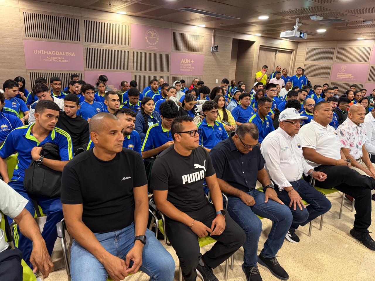 Participantes interactuaron con los ponentes durante los espacios de diálogo sobre la evolución del deporte samario.