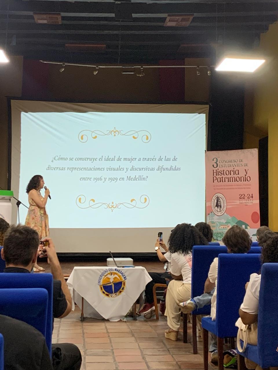 "Estudiante realizando una ponencia durante el III Congreso de Estudiantes de Historia y Patrimonio."