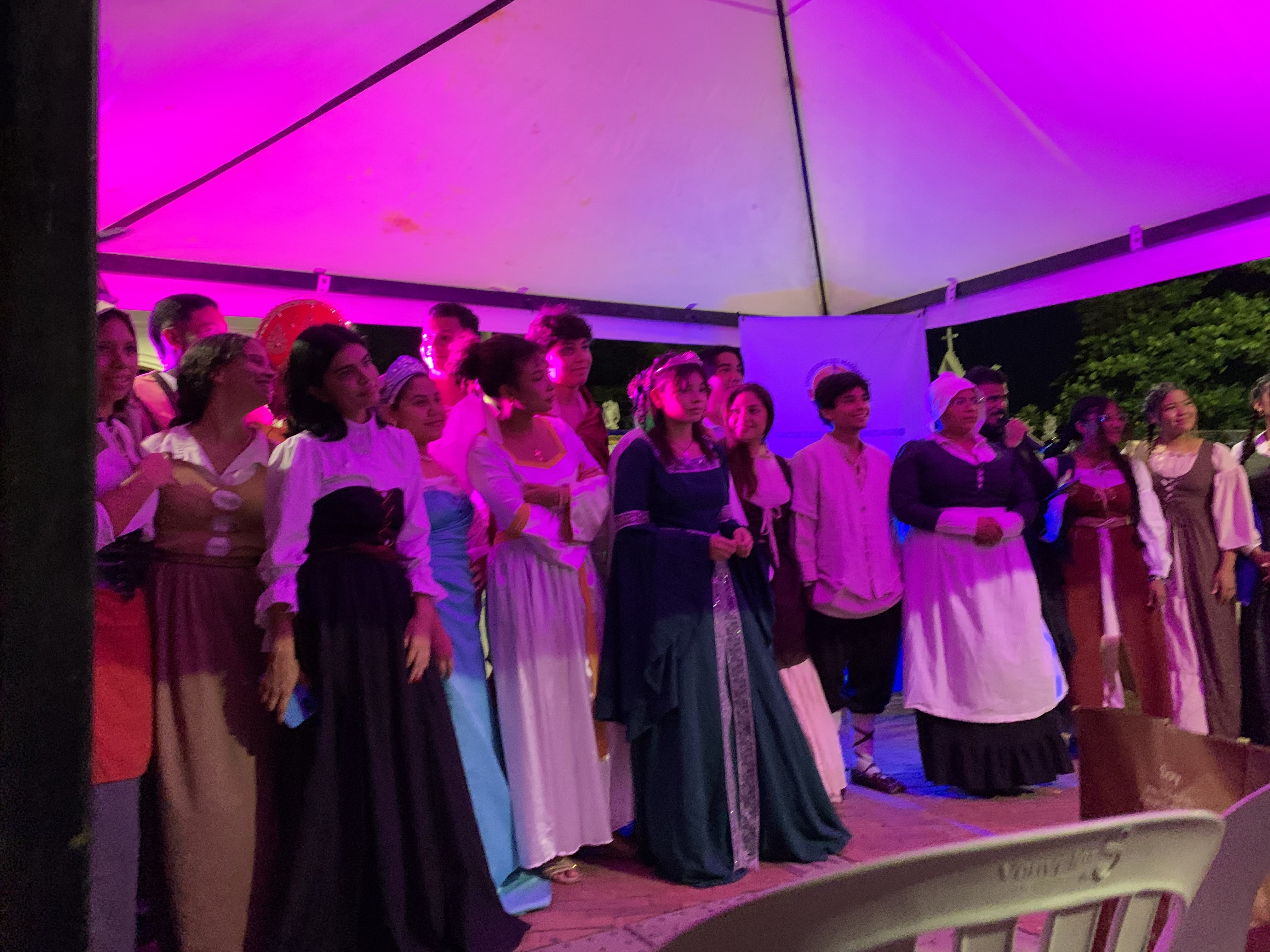 "Estudiantes asistentes a la V Jornada de Cuentos e Historias de Miedo y Terror en el parque frente al Cementerio de San Miguel."