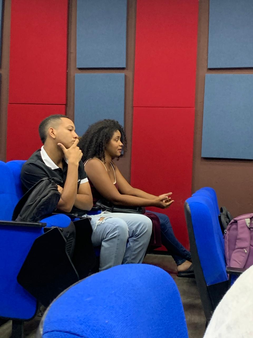 "Estudiantes participando en el diálogo posterior a la presentación de ‘Develaciones’ en el Cine Club."