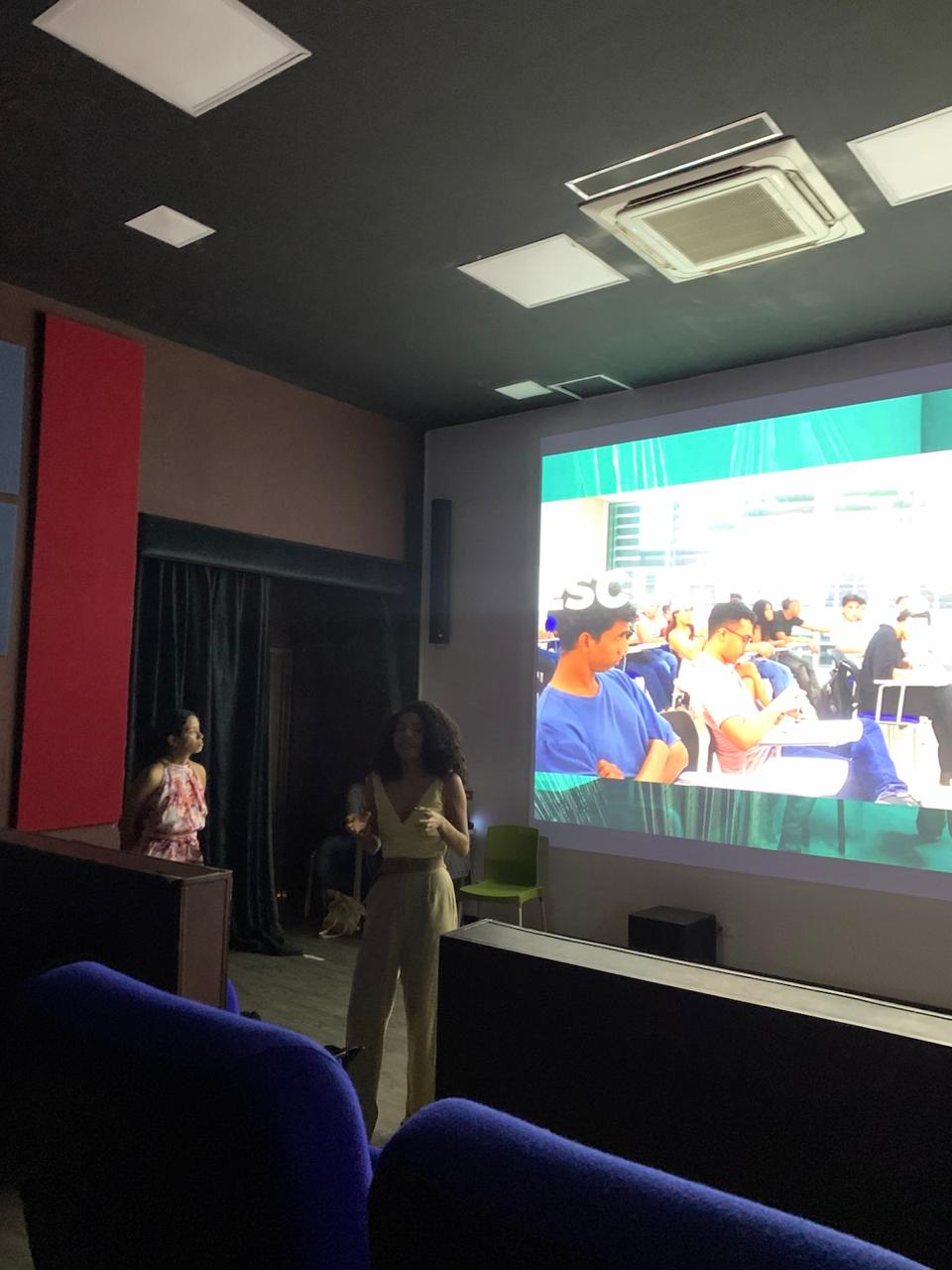 "Introducción a la Proyección de la obra ‘Develaciones: Un canto a los cuatro vientos’ durante la sesión del Cine Club."