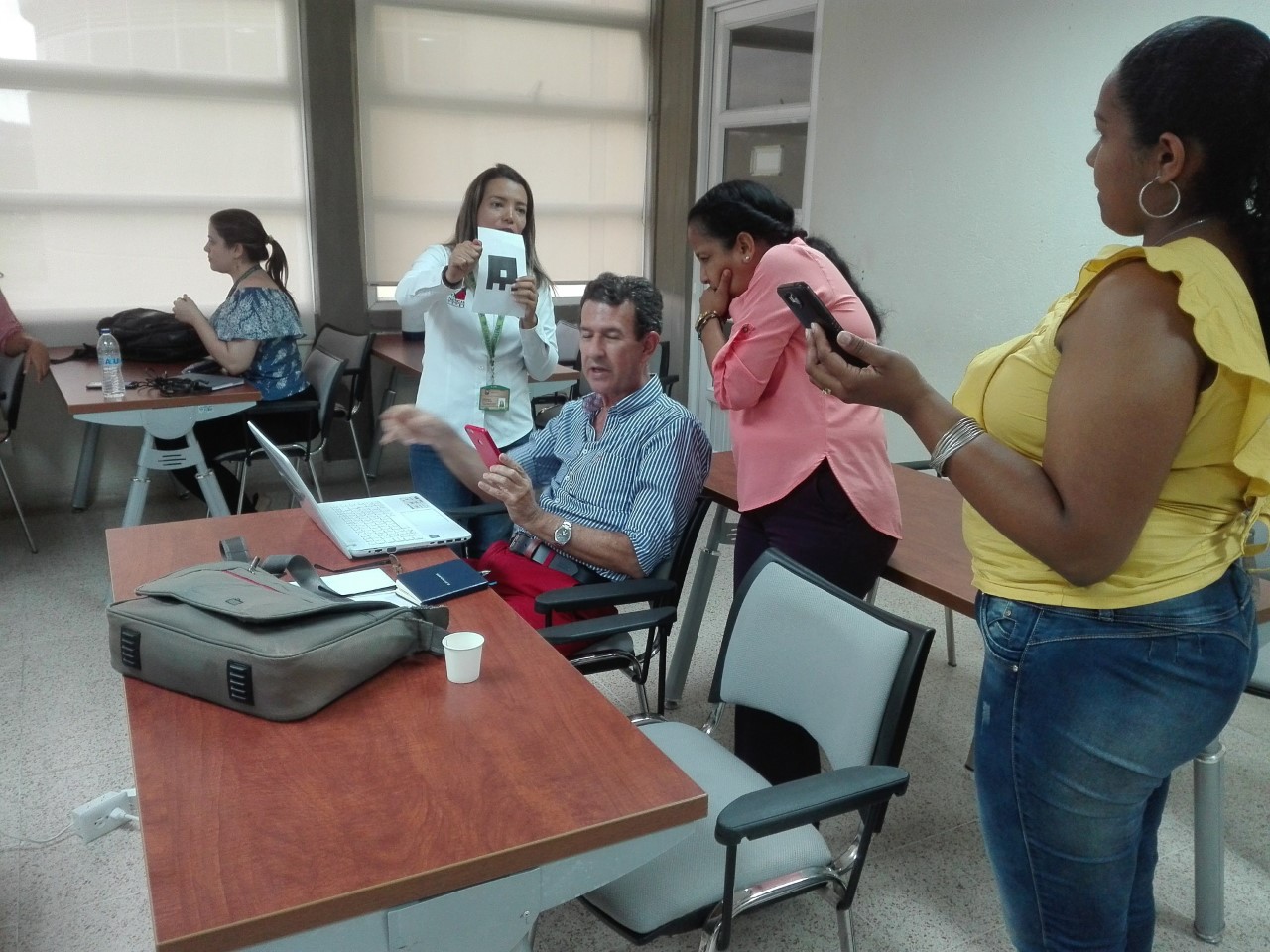 La Ing. Karen Buelvas dicatando la capacitación en Gamificación.