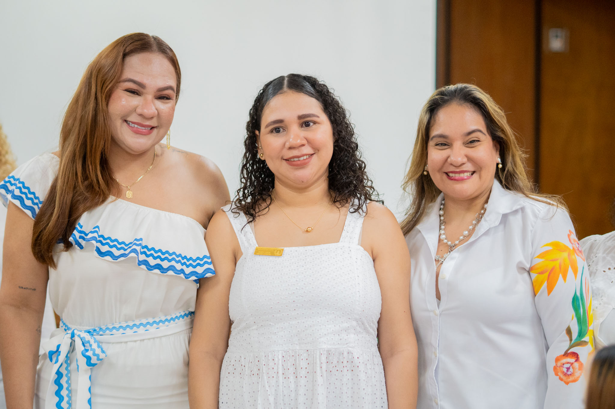 Docentes y directivas acompañan a las estudiantes en este emocionante paso hacia su formación profesional.