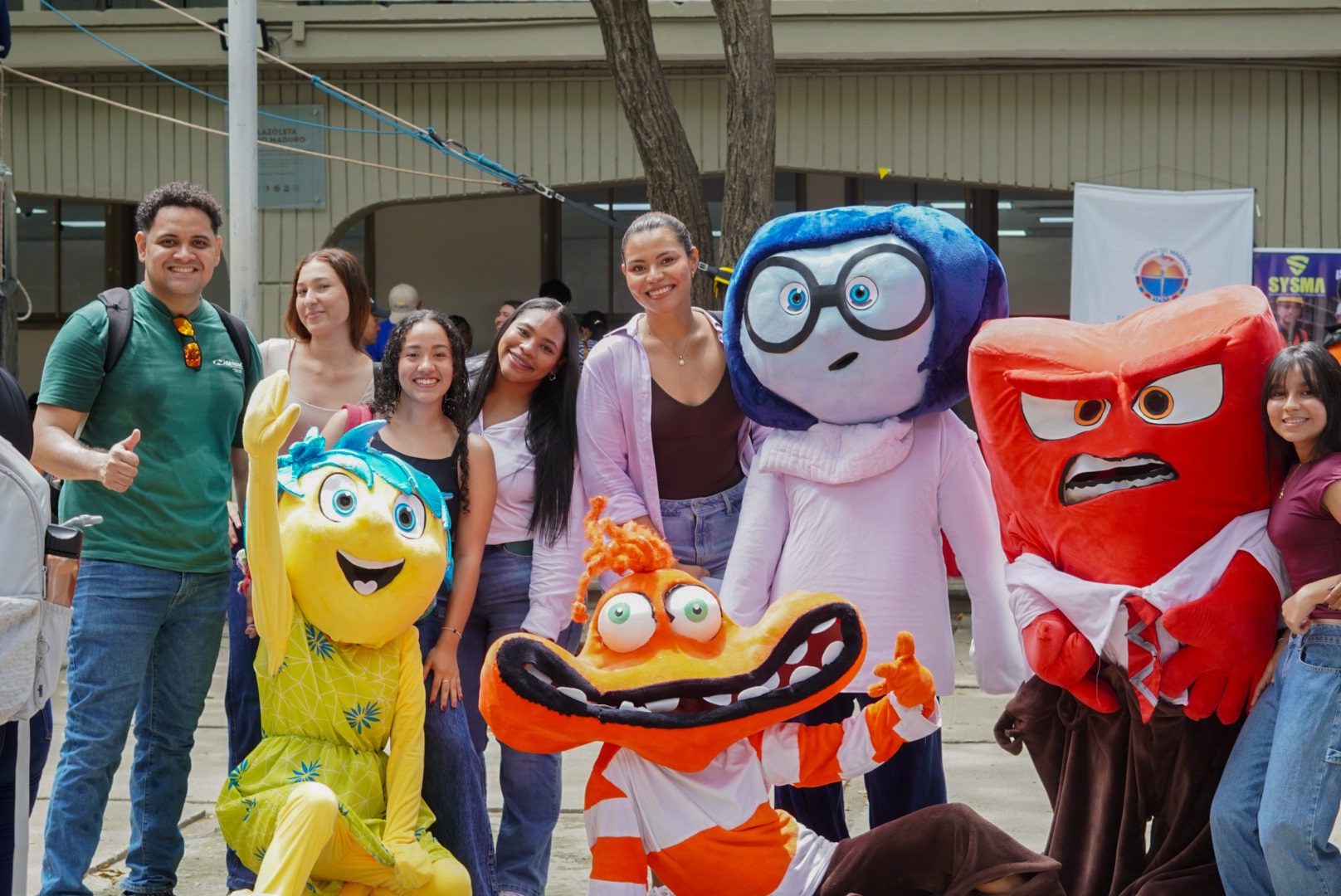 Egresados y estudiantes compartieron como el programa ha transformado sus vidas, fomentando el emprendimiento, la empleabilidad y el compromiso.