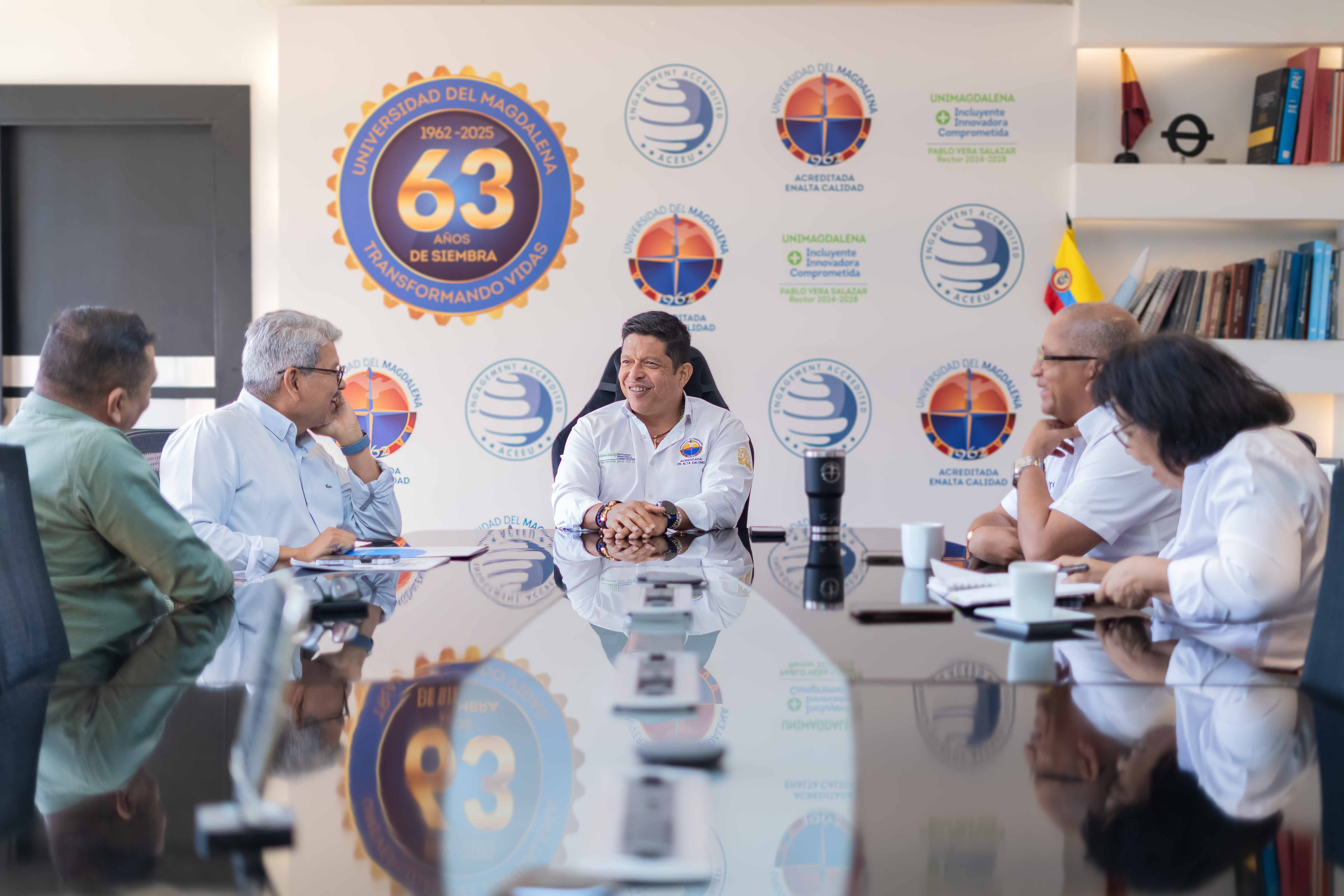 Autoridades académicas y representantes de Icontec participaron en la entrega de la certificación en un acto que reafirma el compromiso institucional.