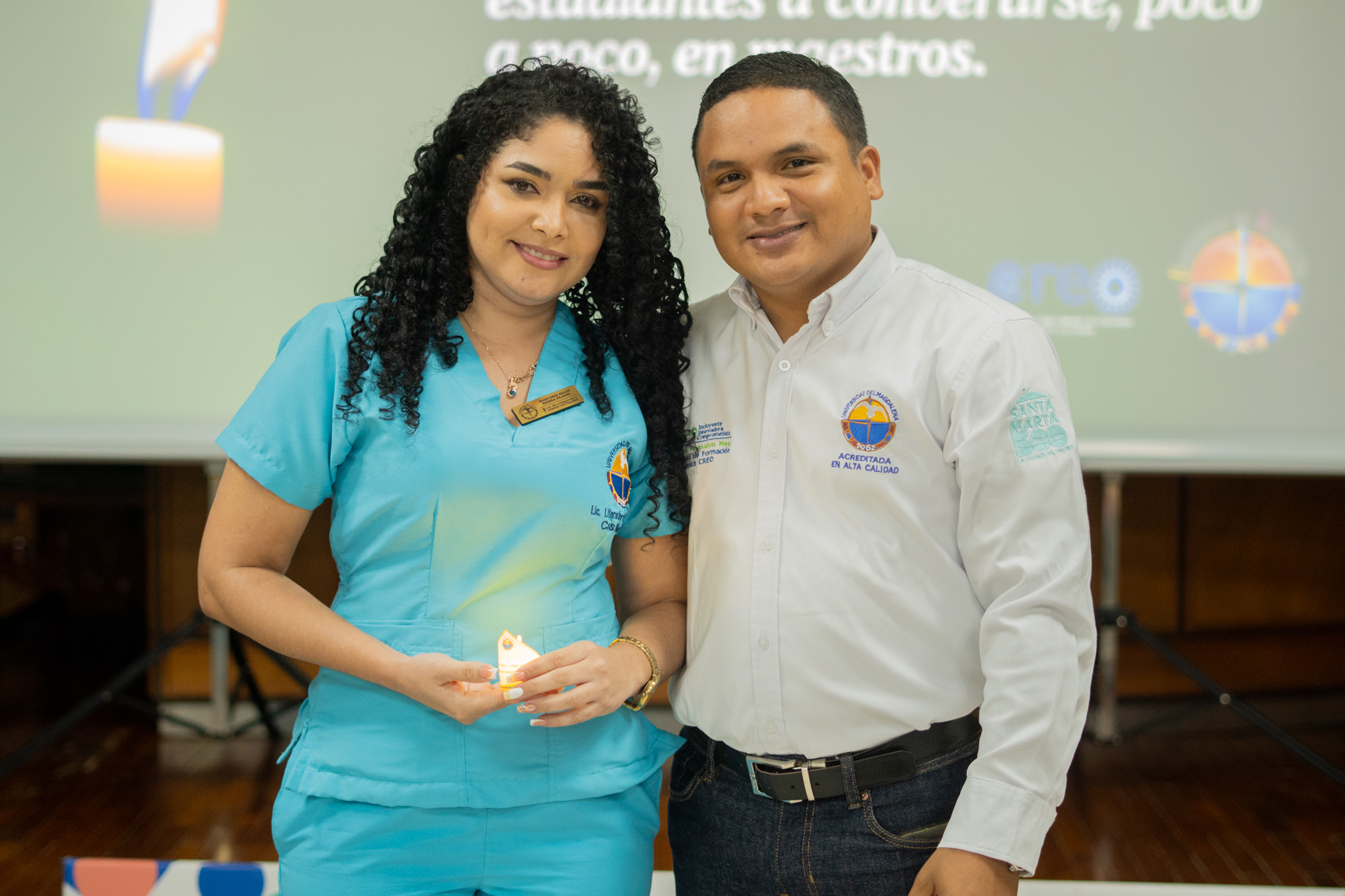 Durante la jornada, se realizó la entrega de insignias que reconoce el esfuerzo académico y el compromiso ético de los estudiantes.