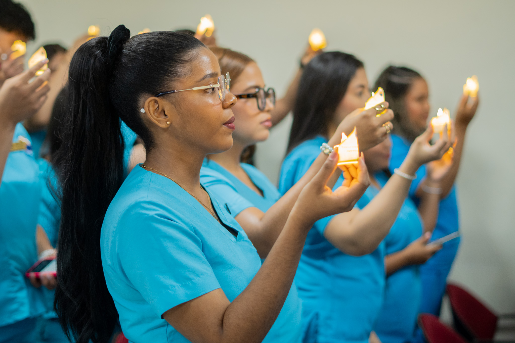 La luz encendida representó la sapiencia, la esperanza y la vocación que guiarán a los futuros educadores en su ejercicio profesional.