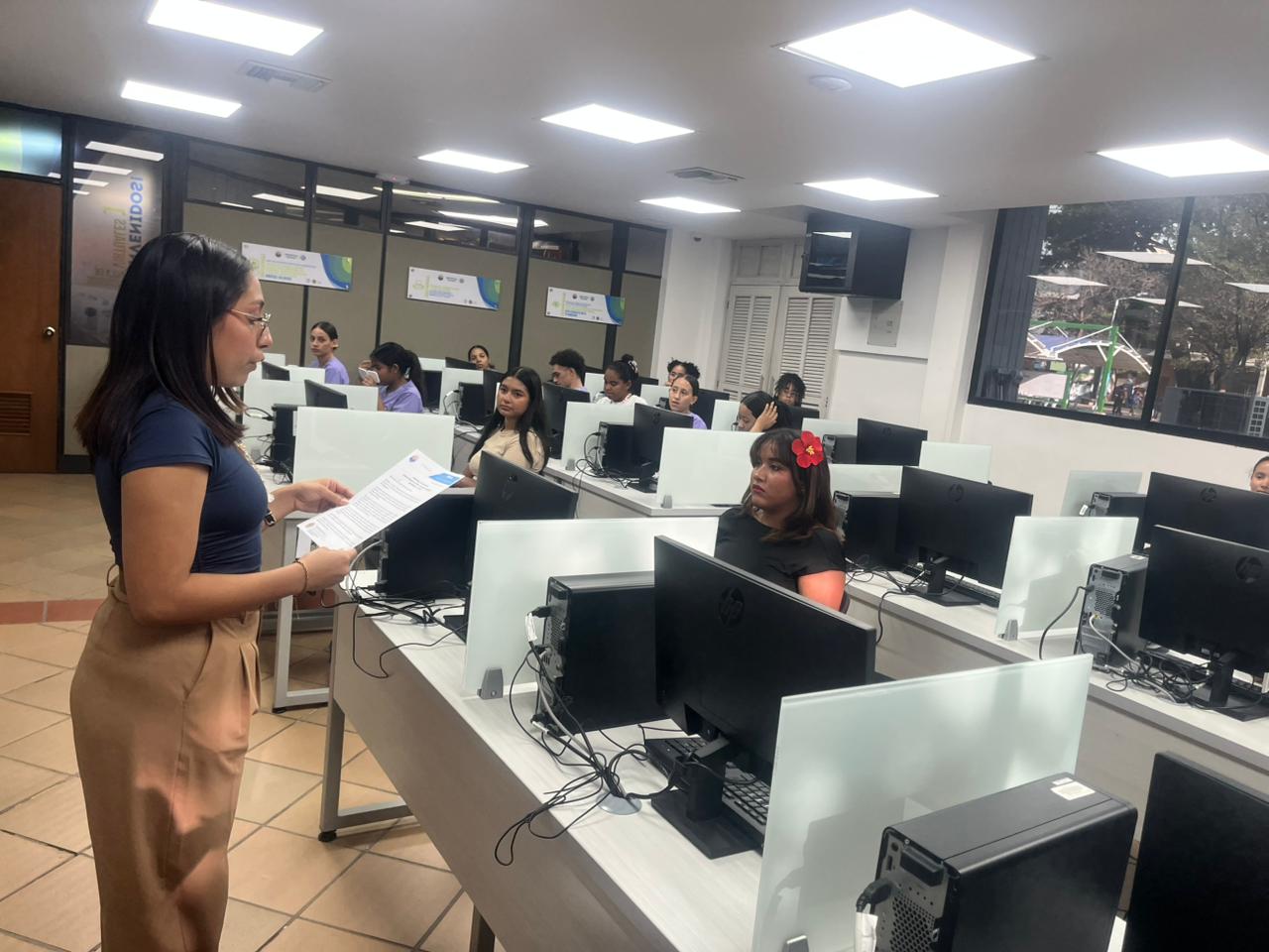 Estudiante de la Licenciatura en Educación Infantil durante la apertura y presentación del taller sobre Normas APA.