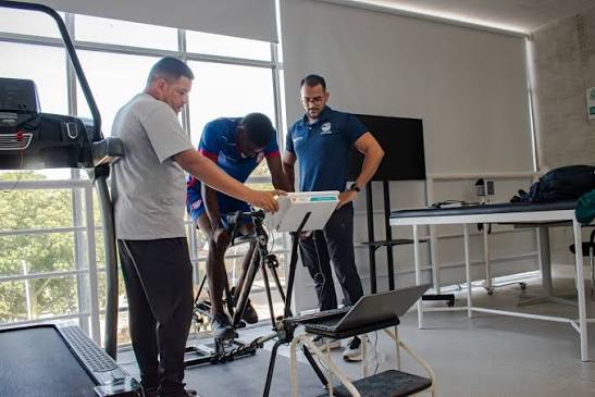 La mente también juega: ciencia y mindfulness para transformar el fútbol juvenil en Santa Marta