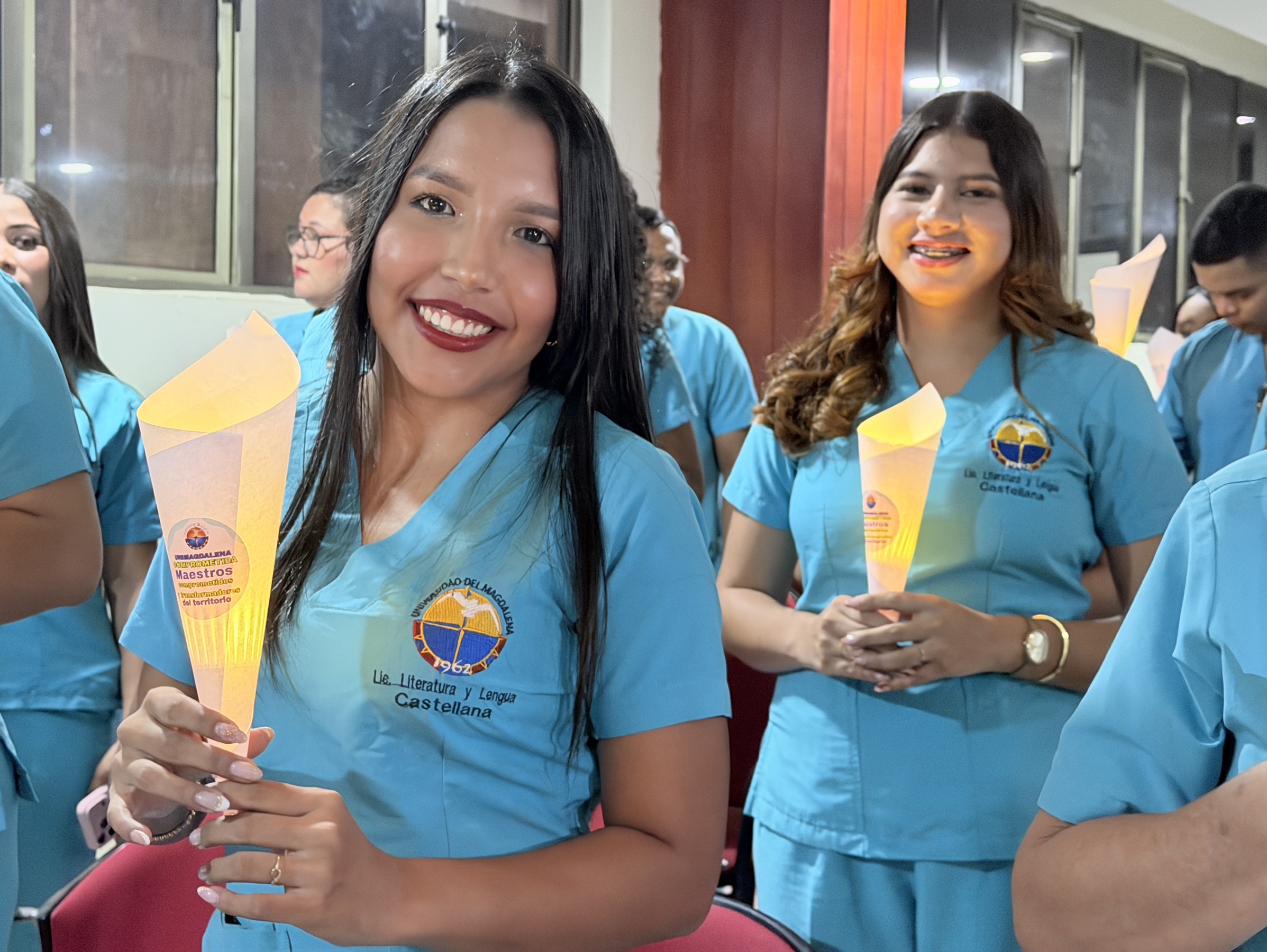 Cada llama encendida representó la sapiencia adquirida, la esperanza de nuevos caminos y el compromiso de los futuros licenciados con la enseñanza.