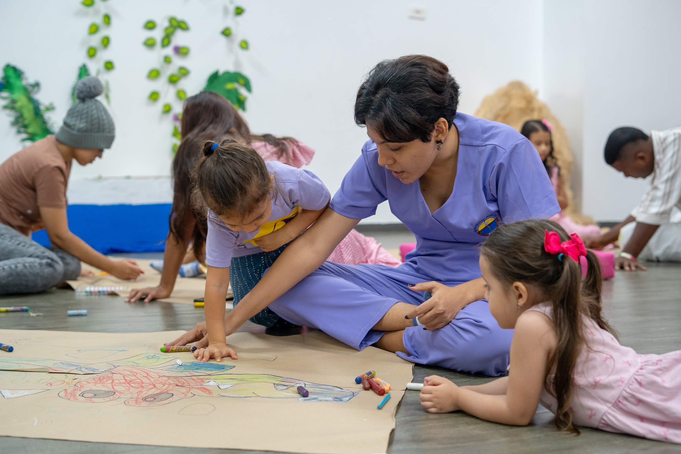 Los niños disfrutaron de actividades de pintura, baile y lectura en el Centro de Atención Integral a la Infancia.