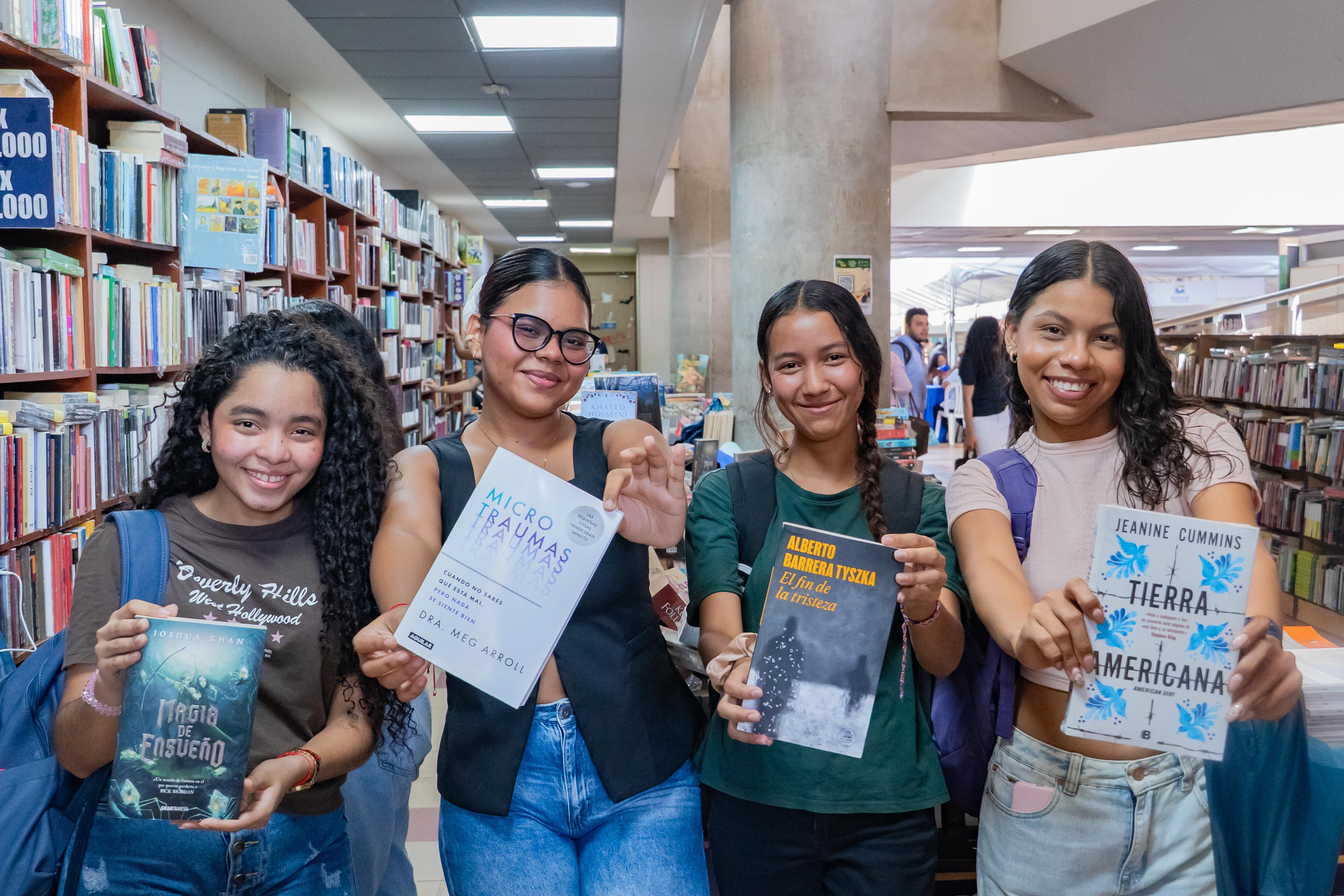 :  La comunidad universitaria disfrutó de una tarde de encuentros literarios, intercambio de saberes y experiencias alrededor de los libros, las artes