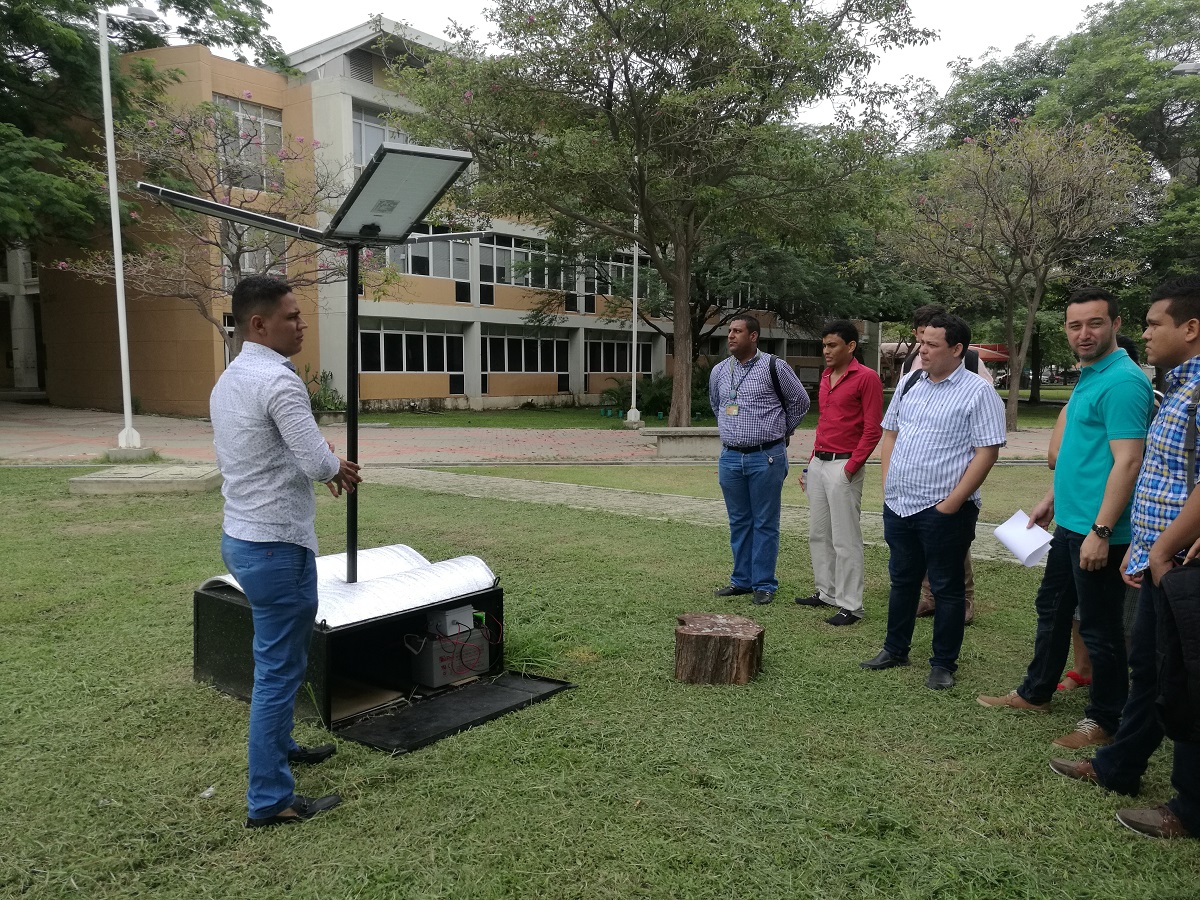 Un carro robot, árbol ecológico con módulos solares y un brazo robótico que juega ajedrez, creaciones de estudiantes de UNIMAGDALENA