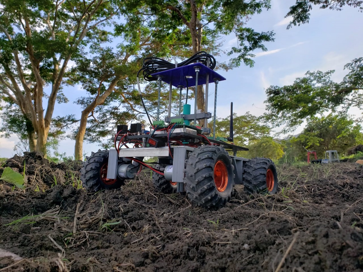 Un carro robot, árbol ecológico con módulos solares y un brazo robótico que juega ajedrez, creaciones de estudiantes de UNIMAGDALENA
