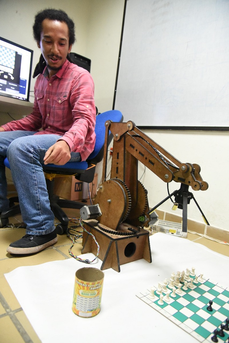Un carro robot, árbol ecológico con módulos solares y un brazo robótico que juega ajedrez, creaciones de estudiantes de UNIMAGDALENA