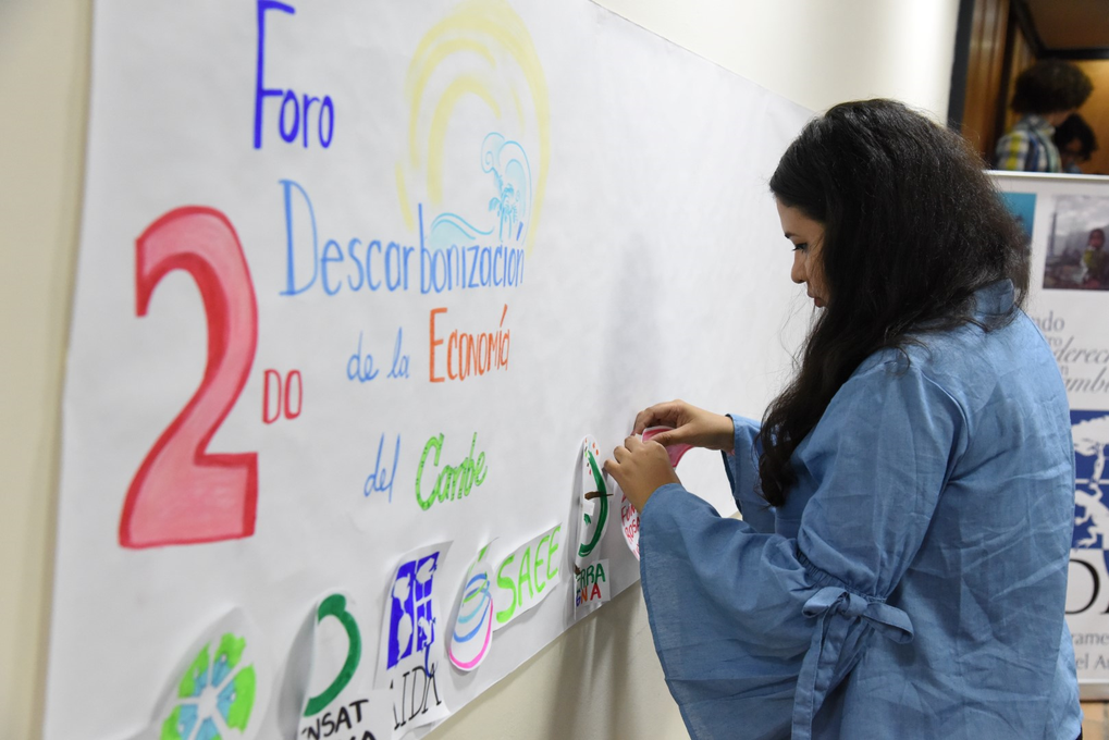 Persona escribiendo en un tablero