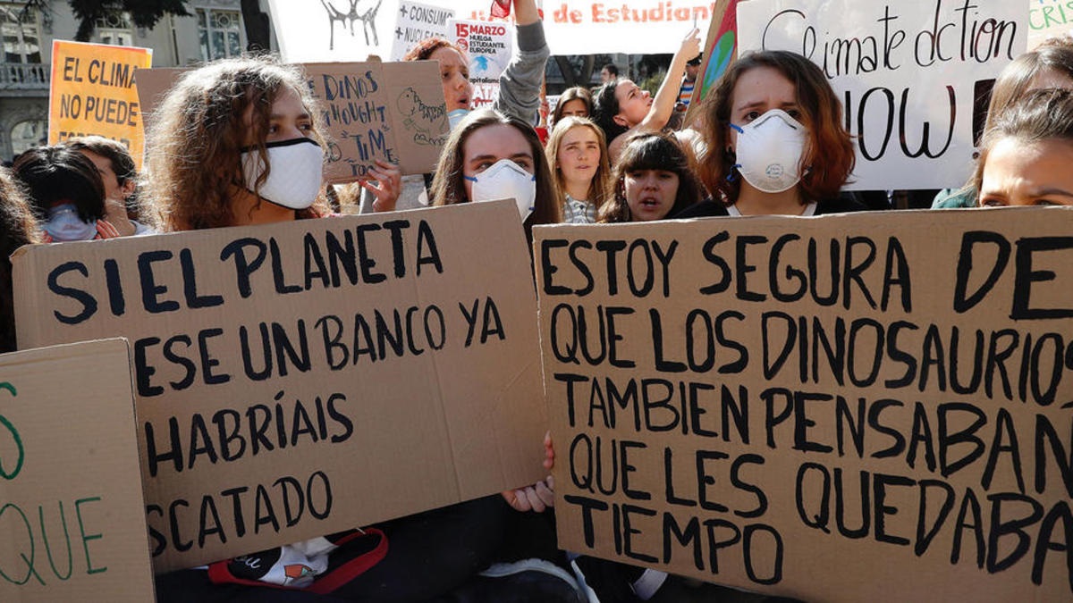 Con mensajes alegóricos a la conservación del medio ambiente y camisetas blancas, estudiantes, docentes y directivos de la Universidad del Magdalena s
