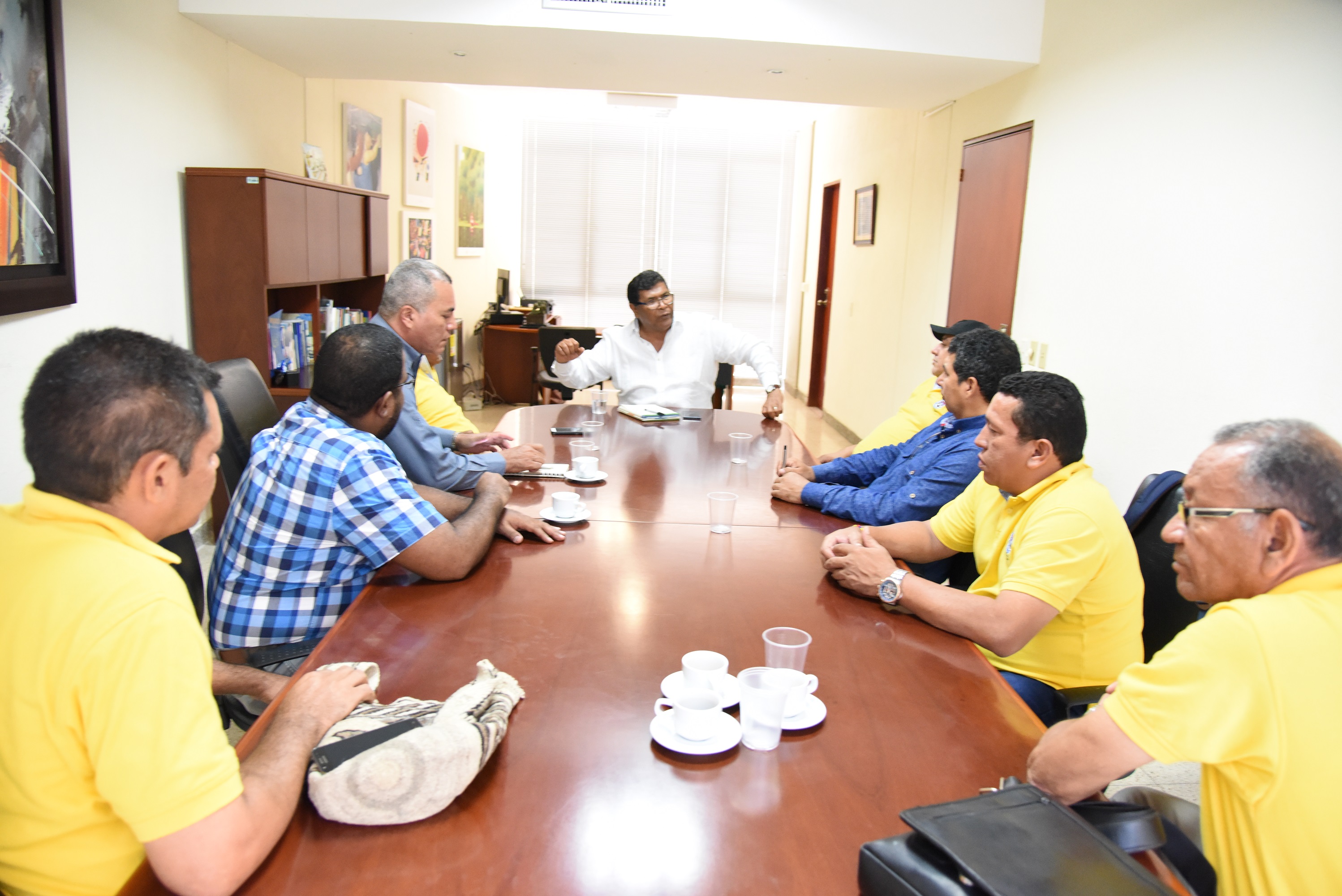 Personas reunidas socializando