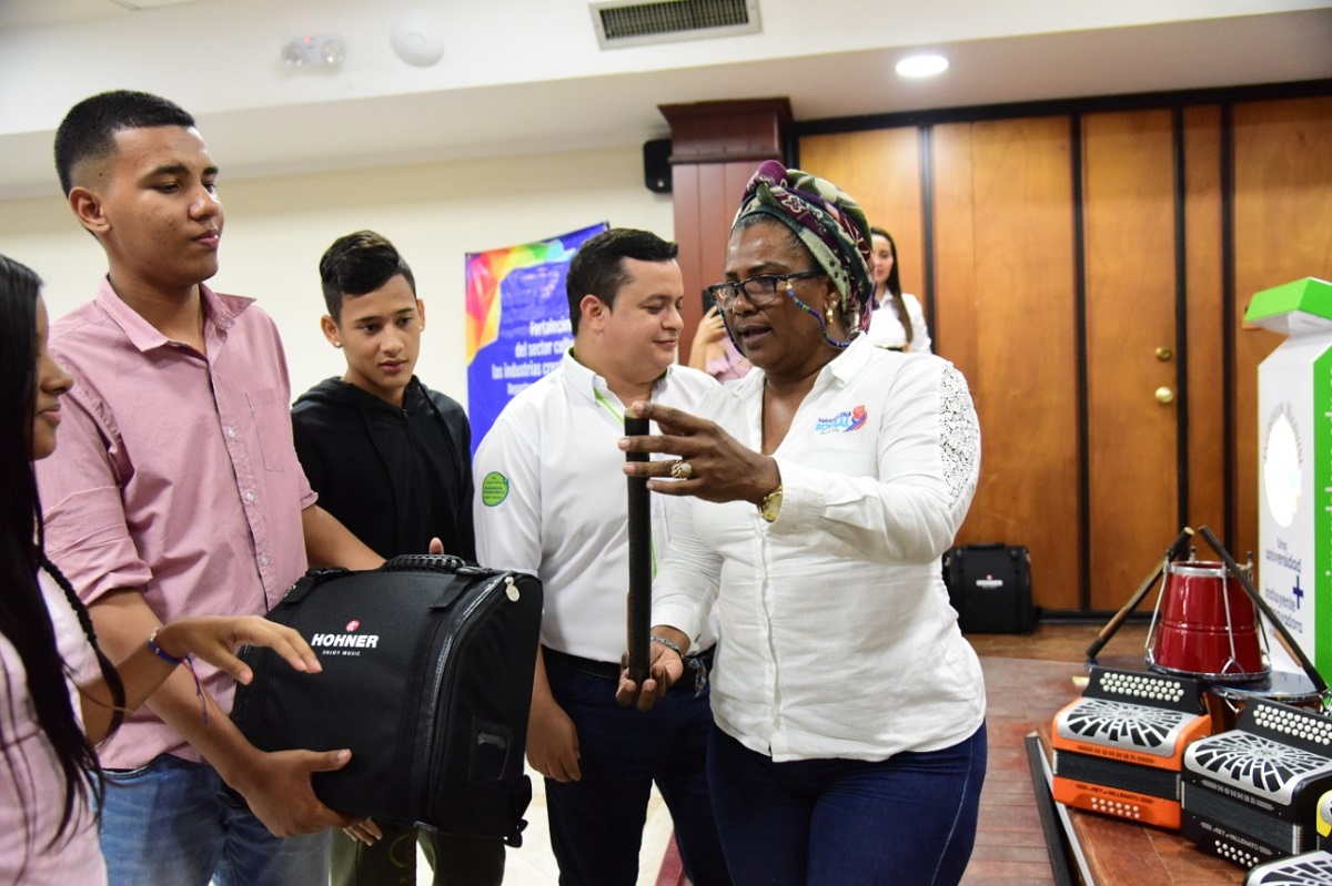 Escuelas culturales del departamento recibieron instrumentos musicales en UNIMAGDALENA