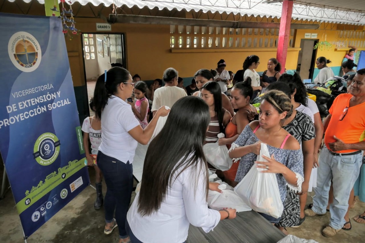 UNIMAGDALENA realizó entrega de ayudas humanitarias a damnificados del en el corregimiento de Río Frío en municipio Zona Bananera