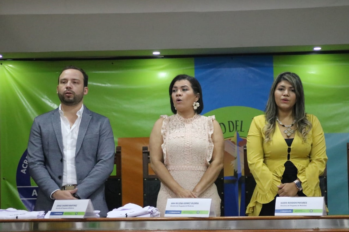 Estudiantes de UNIMAGDALENA recibieron batas blancas para inicio de sus prácticas profesionales