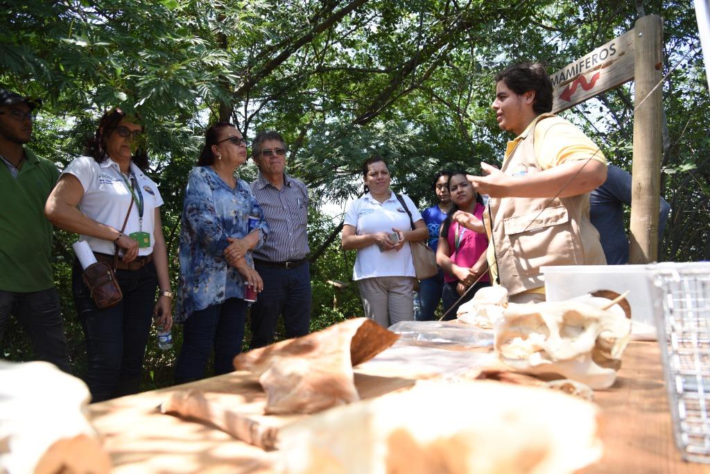 Recorrido de los evaluadores por las instalaciones de la Universidad,