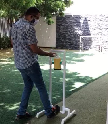 En Santa Marta fabrican dispensador de gel antibacterial con materiales de construcción