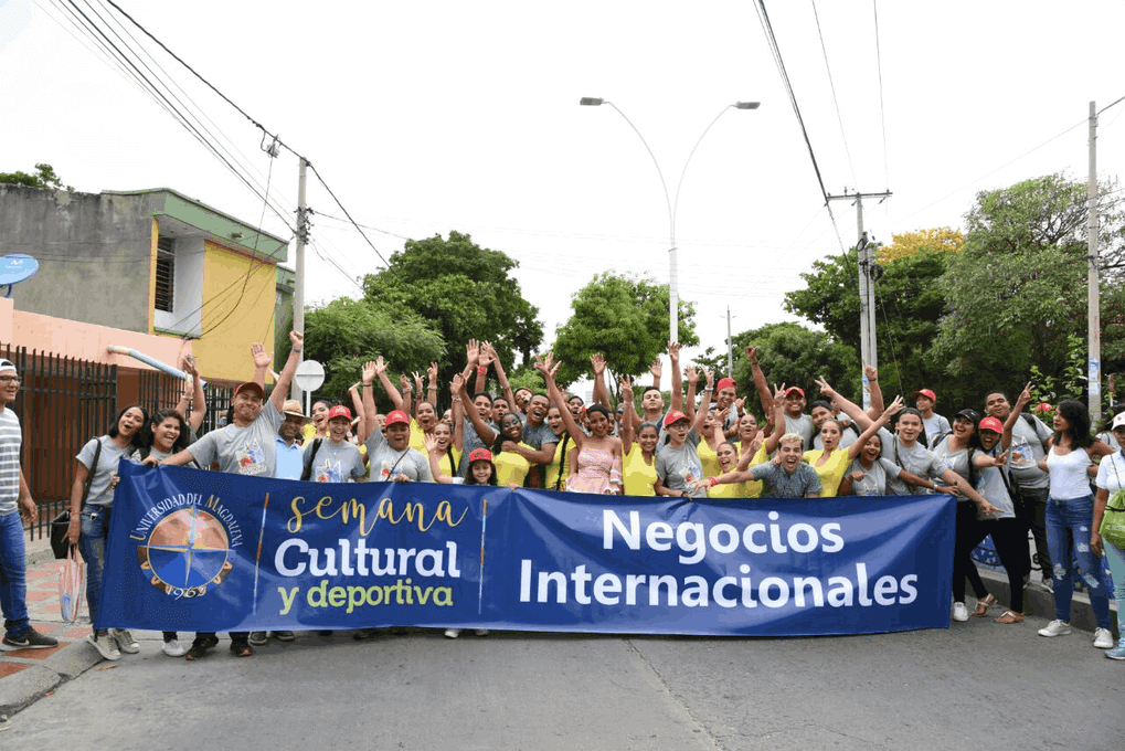 Un colorido grupo de 21 comparsas universitarias protagonizaron el Desfile Folclórico con el que se dio apertura oficial a la XVIII Semana Cultural y Deportiva de la Universidad del Magdalena ¡Baila Caribe!.