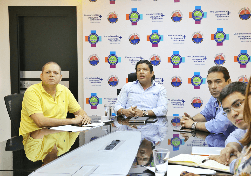 El Rector Pablo Vera Salazar y el alcalde de Ciénaga Edgardo Pérez Díaz, se reunieron en la sala de juntas de la rectoría de UNIMAGDALENA, con el fin de analizar estrategias que permitan aumentar la presencia de jóvenes del municipio