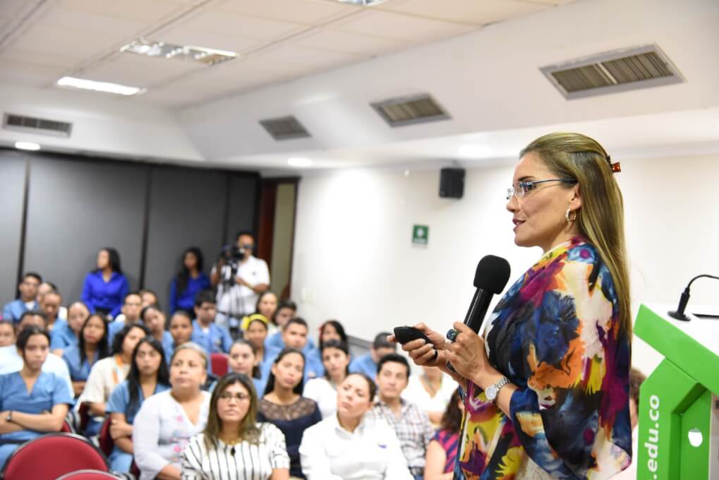 La doctora Lucy Delgado Murcia realiza la conferencia Inmunomodulación