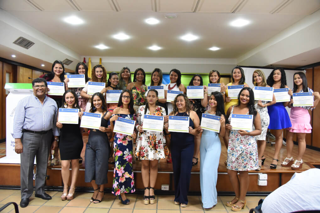 Decano y estudiantes que reciben certificación por la realización del diplomado