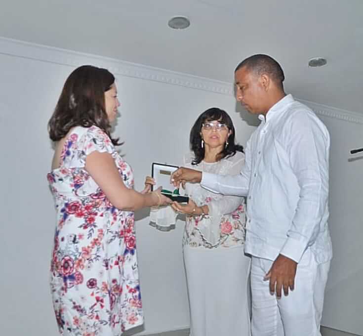 La doctora Sandra Vilardy Quiroga, Decana de la Facultad de Ciencias Básicas recibe en Representación de Unimagdalena la Medalla Verde Internacional Misión Ambiental por la Paz