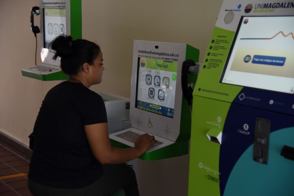 Estudiante utilizando los nuevos puntos agilizadores accesible.