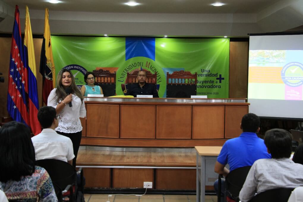 Expertos compartieron con los futuros profesionales los pormenores de sus trabajos investigativos: el proceso, metodología y conclusiones, entre ellos: la economista magíster Luz Dary Rodríguez