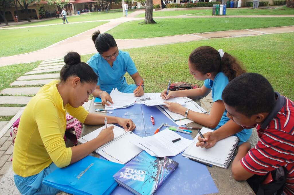 Estudiantes en aulas abiertas