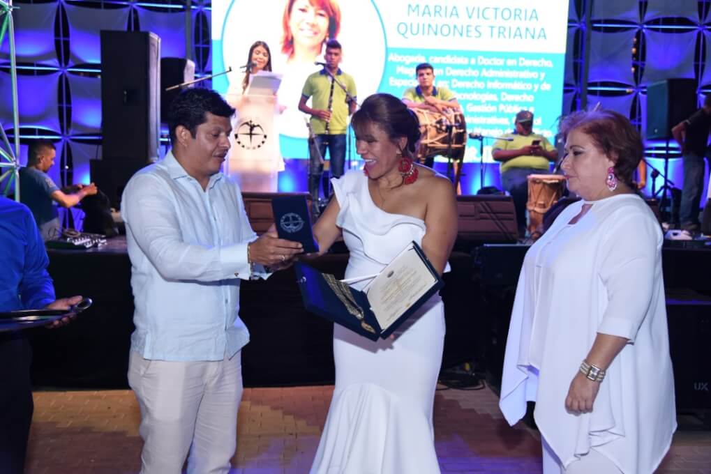La distinción que reconoce la gran labor de instituciones al servicio de las comunidades, fue entregada por el Doctor Pablo Vera Salazar, rector de la Alma Mater, a la presidenta del Tribunal, la magistrada titular María Victoria Quiñones Triana