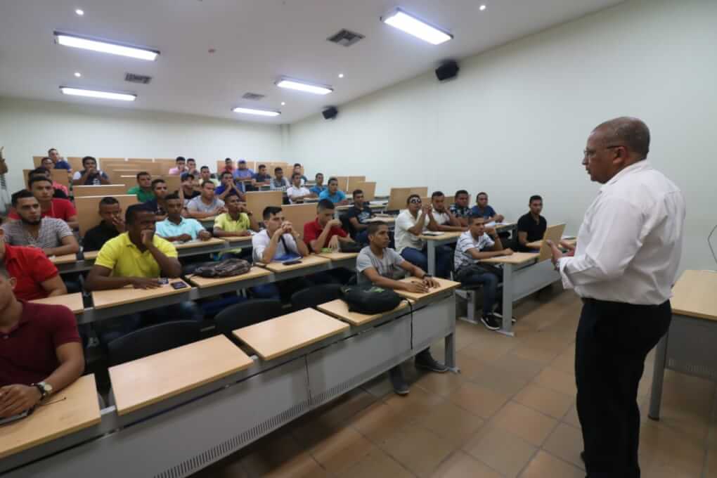 Los estudiantes se mostraron motivados por la presencia del Director del IDEA y su equipo de colaboradores, además de agradecer por la oportunidad de formarse académicamente en una Institución acreditada por Alta Calidad.