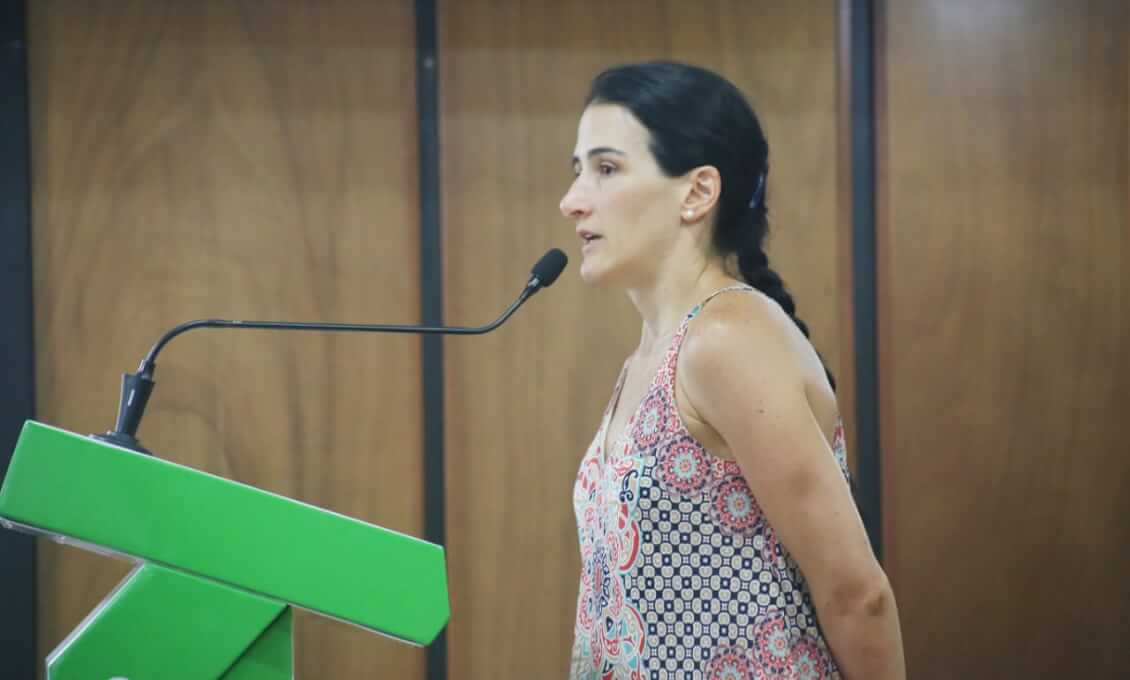Psicóloga dando la conferencia
