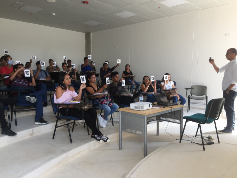 El docente Ángel Cujia implementando su OVA de Gamificación usando Plickers en su curso de Estadística I