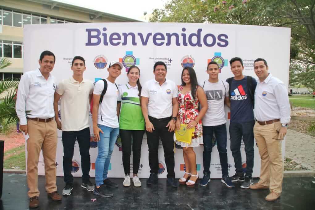 La actividad, que cada semestre recibe oficialmente a los estudiantes de primer semestre, contó con el acompañamiento de los padres de familia y directivos de la Institución.