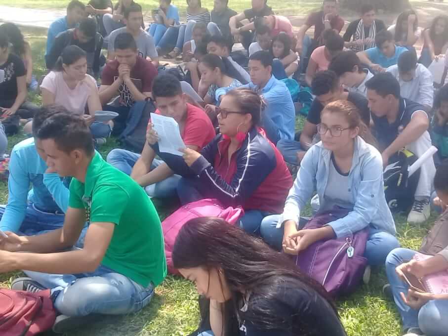 Estos encuentros alternos a las horas de clase, se realizan los días jueves de cada semana a partir de las 10 de la mañana cerca al lago del Campus Universitario.