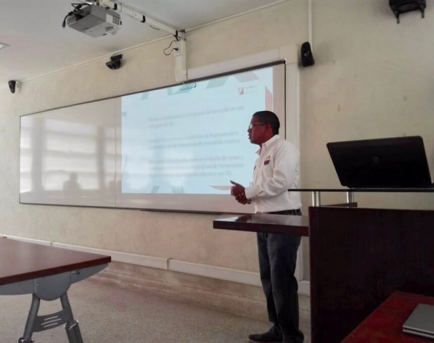 Ingeniero Matías Cantillo dictando la capacitación sobre Blackboard.